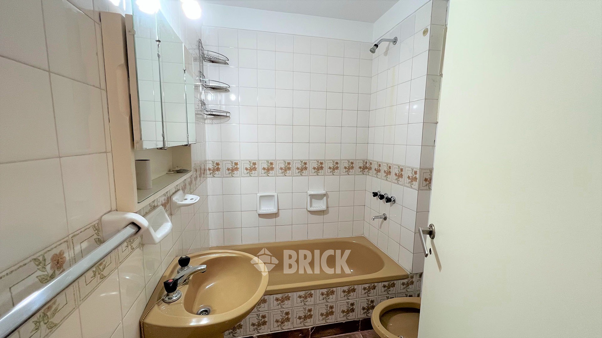 CRAMER, AV. al 2400 Piso 1 8